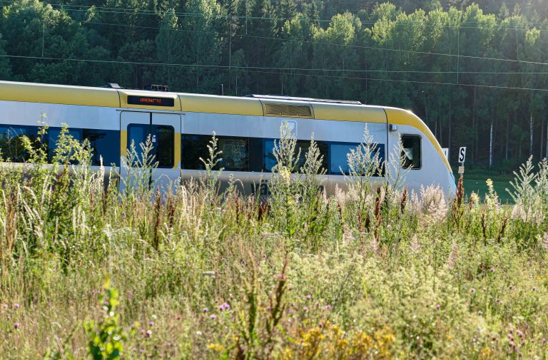 Tar vi en sommerferie med tog i Västra Götaland, kan vi for eksempel reise på Bohusbanan mellom Strömstad og Göteborg.