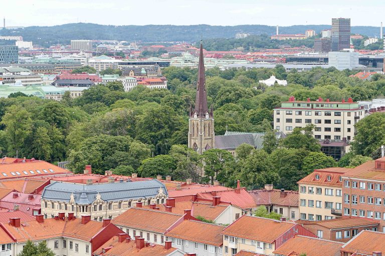 Den gamle bydelen Haga og Hagakyrkan sett fra Skansberget i Göteborg. Vi kom oss hit med trikk fra Centralstationen og reiste på samme billett som vi hadde brukt på en dagstur med tog fra Göteborg samme dag.