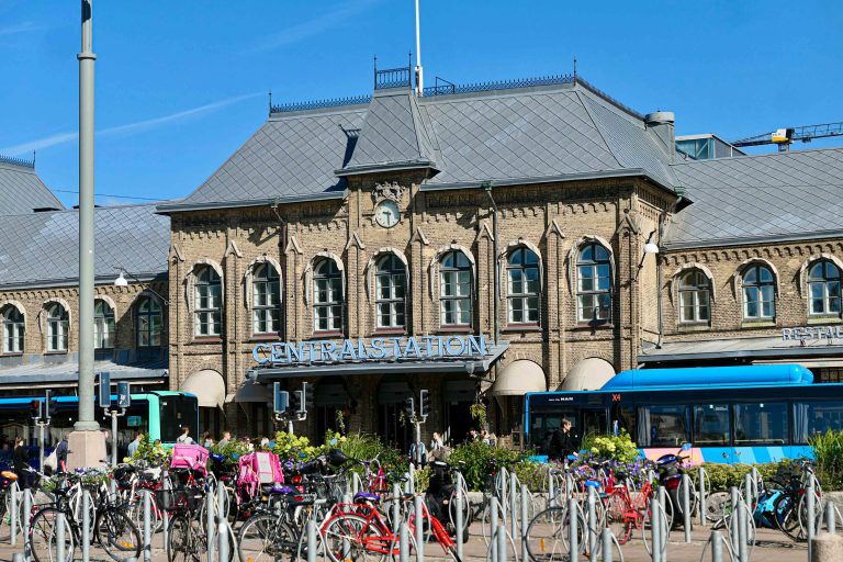 For oss som bare skal være turister i Göteborg, fungerer Centralstationen utmerket akkurat slik den er i dag. Her er det lett å finne frem og kort vei videre til både buss og trikk. Men en storstilt utbygging er på gang, og det ambisiøse navnet Göteborg Grand Central er lansert.