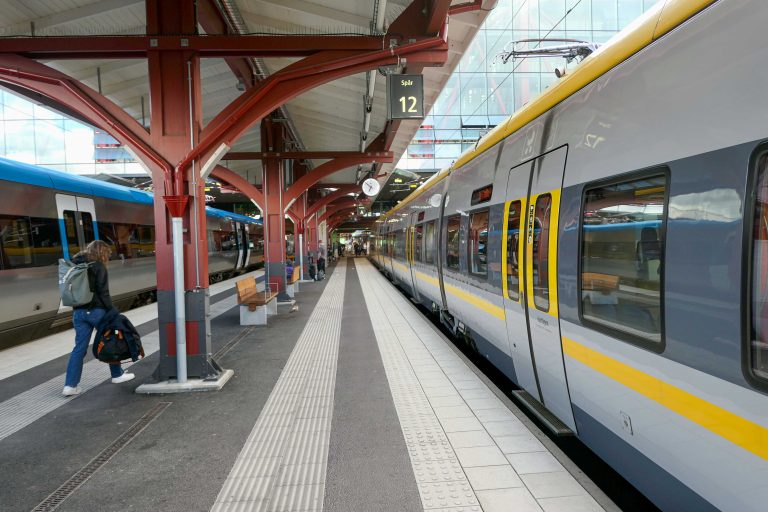 Fortsatt er Göteborg Centralstation bare en "sekkestasjon" der alle tog kjører inn, stopper og kjører ut igjen på samme spor. Enkelt og greit for oss som skal finne frem på stasjonen, men ikke optimalt for en storby med økende storbytrafikk.