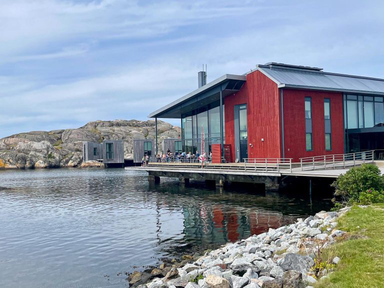 I Skärhamn ligger Nordiska Akvarellmuseet. Bygget ligger mellom sandstrender og blankskurt granitt og er en severdighet i seg selv.