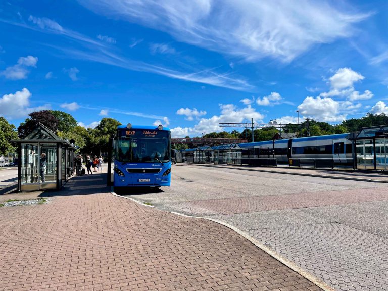 Vår dagstur fra Göteborg med tog og buss gikk via Stenungsund recesentrum. Enkelt bytte, og tog og buss korresponderer godt.