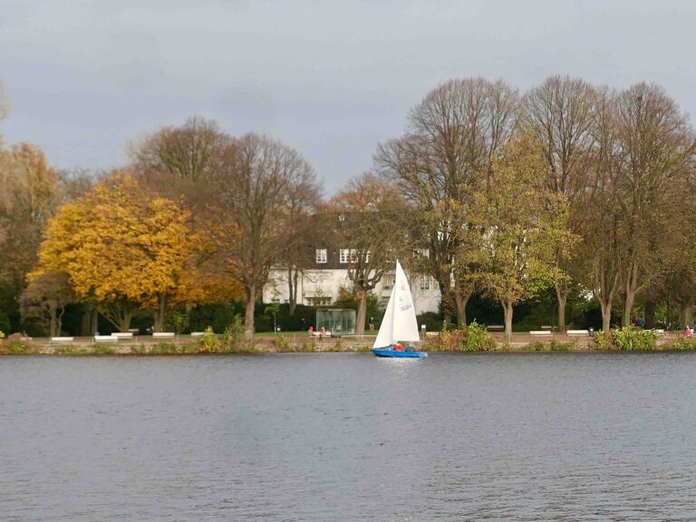 Vil du ikke seile på Aussenalster, kan du sykle rundt! Det er sykkelutleie i Hamburg, og første halvtime er gratis.