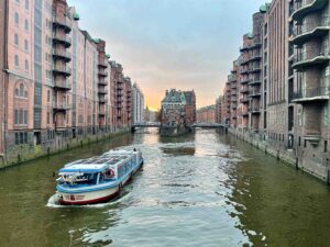 Speicherstadt - det gamle havnelagerområdet i Hamburg - kom i 2015 inn på UNESCOs verdensarvliste. Tips til pittoresk spisested: Wasserschloss (Dienerreihe 4) midt på bildet. Der er det både "Teekontor" og restaurant.