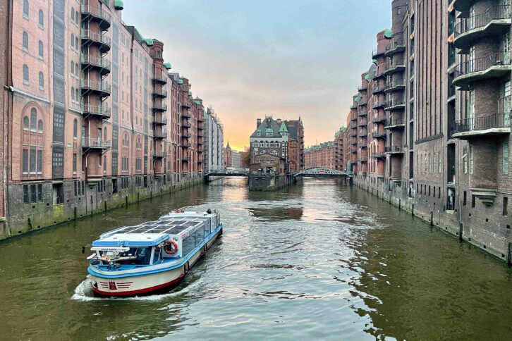 Speicherstadt - det gamle havnelagerområdet i Hamburg - kom i 2015 inn på UNESCOs verdensarvliste. Tips til pittoresk spisested: Wasserschloss (Dienerreihe 4) midt på bildet. Der er det både "Teekontor" og restaurant.