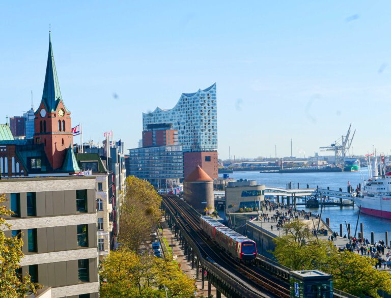 Elbphilarmonie sett fra utsiktspunktet Stintfang ved Landungsbrücke. Fra stasjonen her og videre til Rödingsmarkt lever undergrunnen opp til sitt navn, Hamburger Hochbahn. Her går den som høybane over gatene og gir oss fri utsikt til et livlig havneliv.