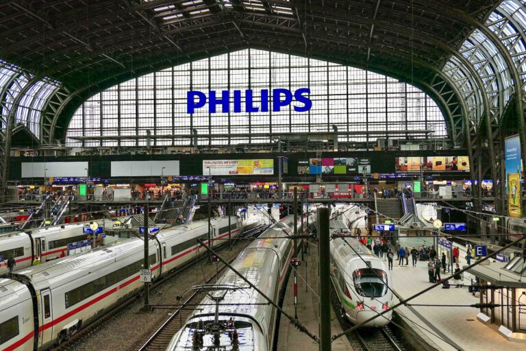 Hamburg Hauptbahnhof! Her starter det store togeventyret når vi reiser med tog ut i Europa, men her kan vi også gå av toget og starte en storbyferie.