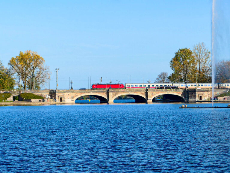 Hamburg er en stor jernbaneby, og togene er en del av bybildet. Foto tatt fra praktgaten Jungfernstieg sentralt i byen.