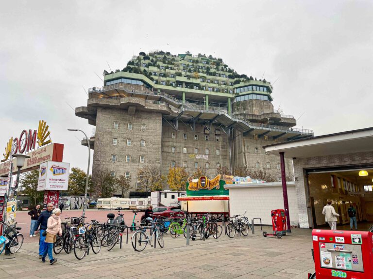 En bunker bygd på Hitlers befaling i 1942. Verre blir det i utgangspunktet ikke. Like fullt er dette nå blitt Hamburgs nye attraksjon, og akkurat her valgte vi å starte vår storbyferie i Hamburg.