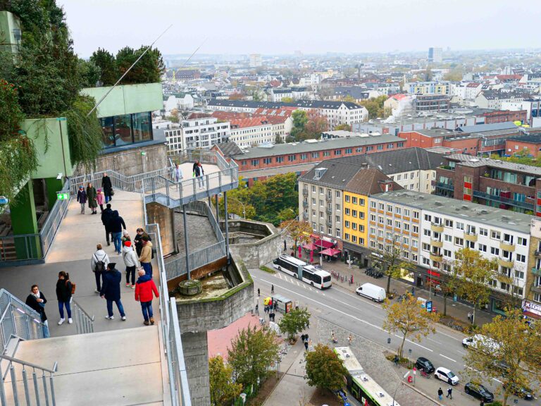 På en nybygd "fjellsti" midt i byen kan vi gå topptur opp til en grønn oase med utsikt over hele Hamburg. Grüner Bunker St. Pauli åpnet som en ny og gratis attraksjon sommeren 2024.