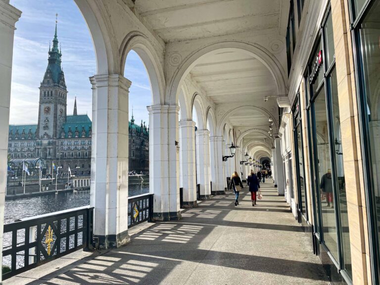 Alsterarkaden - et vakkert hjørne av storbyen Hamburg.