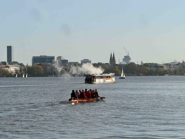 Båtliv på innsjøen Aussenalster fotografert en søndag i november 2024.