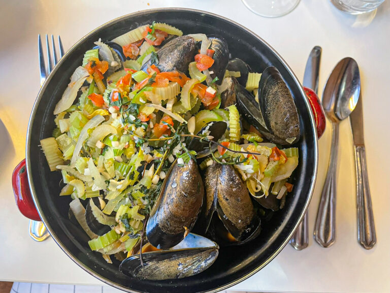 Blåskjell i Brussel er slikt vi kan få med oss når vi reiser med tog til London. Vi spiste våre på den hyggelige lille restauranten Bij den Boer.