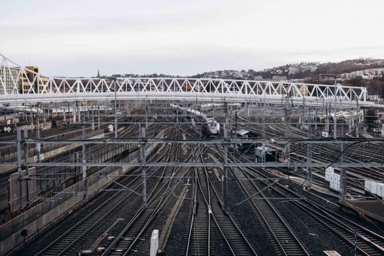 Jernbanesporene ved Oslo S, der vi nå håper at toget til København snart skal dukke opp. Foto: Helene Moe Slinning.