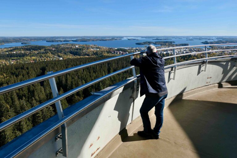 Her, på toppen av Puijo-tårnet i Kuopio fikk vi følelsen av å kunne se nesten hele Finland.