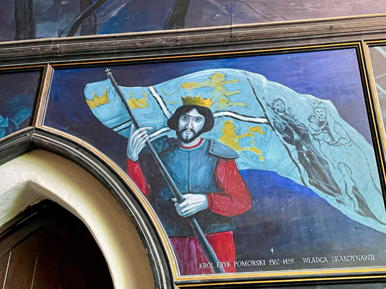 Her er han, Erik av Pommern (1382-1459), den norske kongen vi kanskje ikke hadde tenkt så mye på før, men som vi bestemte oss for å finne på vår togferie i Polen. Maleriet er å se i Mariakirken i Darłowo, og der ligger han også begravet.