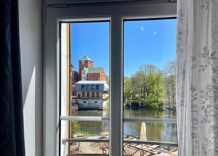 Et døgn bodde vi som naboer til hertugslottet i Darłowo, der Erik av Pommern ble født og der han bodde de siste årene av sitt liv etter at dansker, svensker og nordmenn var gått lei av å ha ham som konge. I slottsmuseet omtales han som «herskeren av Skandinavia».
