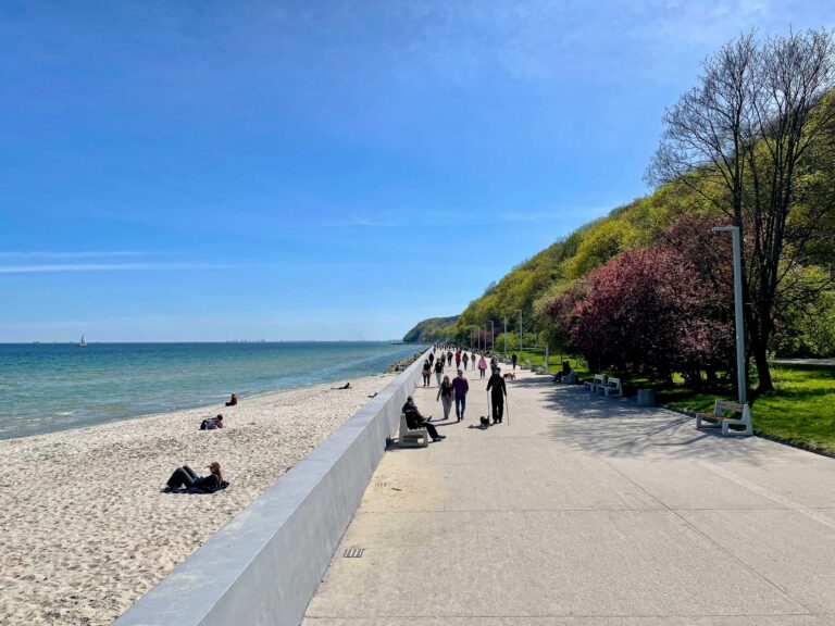 Bonus på vår togferie i Polen: En lat dag på den fine bystranda i Gdynia.