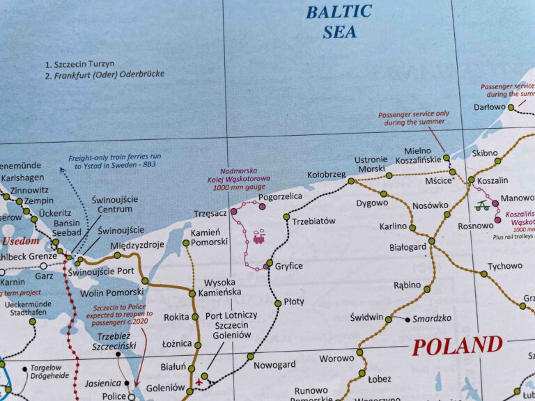 Et godt jernbanekart er alltid nyttig for den som skal på togferie. Har vi for eksempel European Railway Atlas, ser vi detaljene og kan finne de små byperlene i Polen.