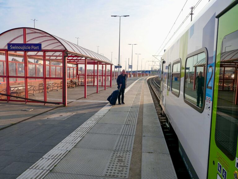 Mindre enn et døgn etter at vi startet fra Oslo S, stod vi en grytidlig morgen på jernbanestoppet Świnoujście Port, rett utenfor fergeterminalen. Kaffetørste var vi, men ellers klare for togferie i Polen.
