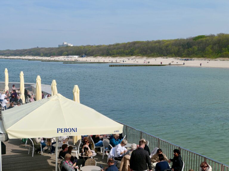 I Kołobrzeg kom vi til en kystby der pier, strandpromenade og strand allerede var tatt aktivt i bruk før årets sommersesong.
