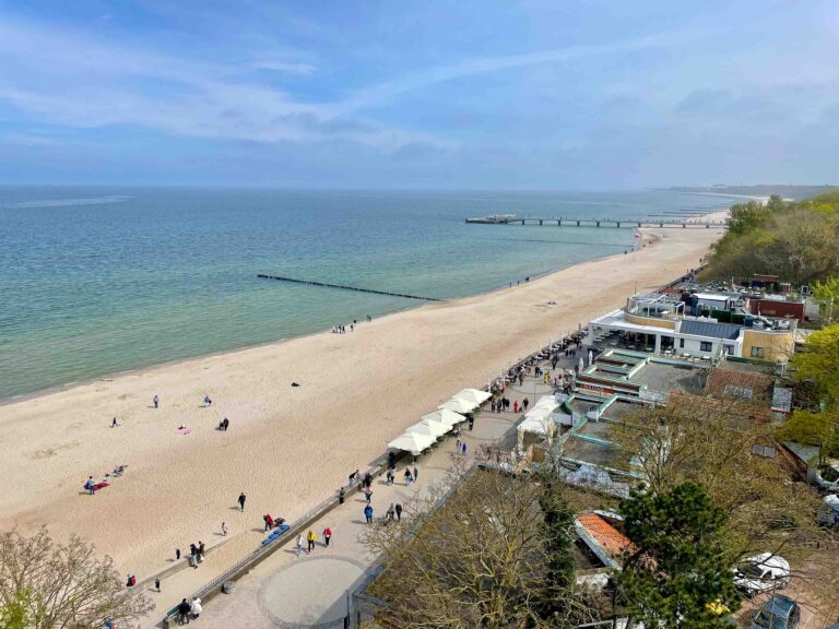 Utsikt østover fra fyrtårnet i Kołobrzeg. Sandstrand så langt øyet rekker!