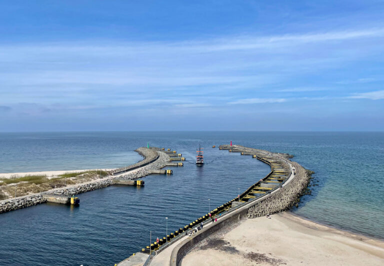 Nordover fra fyrtårnet i Kołobrzeg ser vi rett på innseilingen fra Østersjøen. En sommerdag i 1988 var det der vi kom inn, og den gangen som seilere i egen båt.
