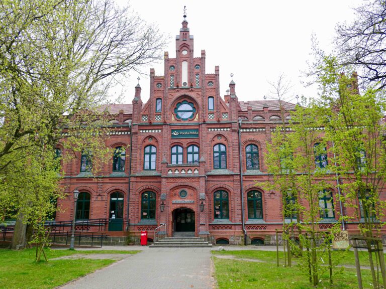I Polen fant vi posthus av det ordentlige slaget. Hovedposthuset i Kołobrzeg er fra 1883 og fortsatt i aktiv bruk med både skranker og kø.