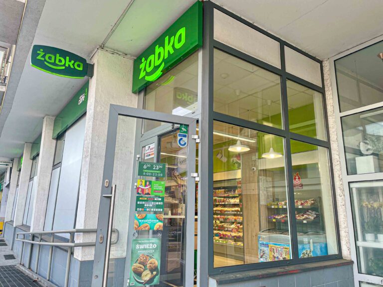 De små Żabka-butikkene, som ligger tett som løvetann i plenen, var vår redning mange ganger under vår togferie i Polen. Żabka-kjeden har også tatt opp konkurransen med postkontorene og tilbyr blant annet levering og henting av pakker.