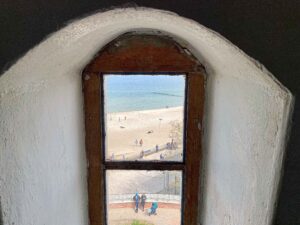 Togferie i Polen! Holder vi oss langs østersjøkysten, har vi 50 mil sandstrand å reise langs og mange historiske spor å følge. Dette er utsikt fra fyrtårnet ved innløpet til den gamle kur- og badebyen Kołobrzeg.