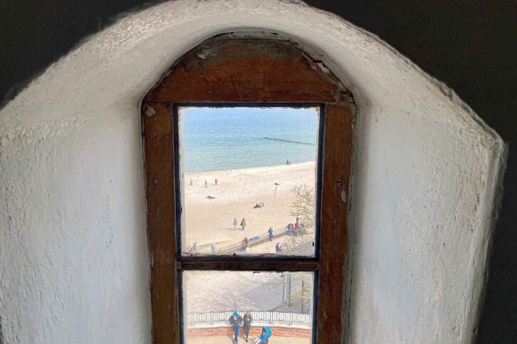 Togferie i Polen! Holder vi oss langs østersjøkysten, har vi 50 mil sandstrand å reise langs og mange historiske spor å følge. Dette er utsikt fra fyrtårnet ved innløpet til den gamle kur- og badebyen Kołobrzeg.