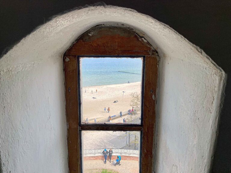 Togferie i Polen! Holder vi oss langs østersjøkysten, har vi 50 mil sandstrand å reise langs og mange historiske spor å følge. Dette er utsikt fra fyrtårnet ved innløpet til den gamle kur- og badebyen Kołobrzeg.