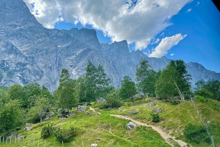 Trollveggen fotografert fra Raumabanen.