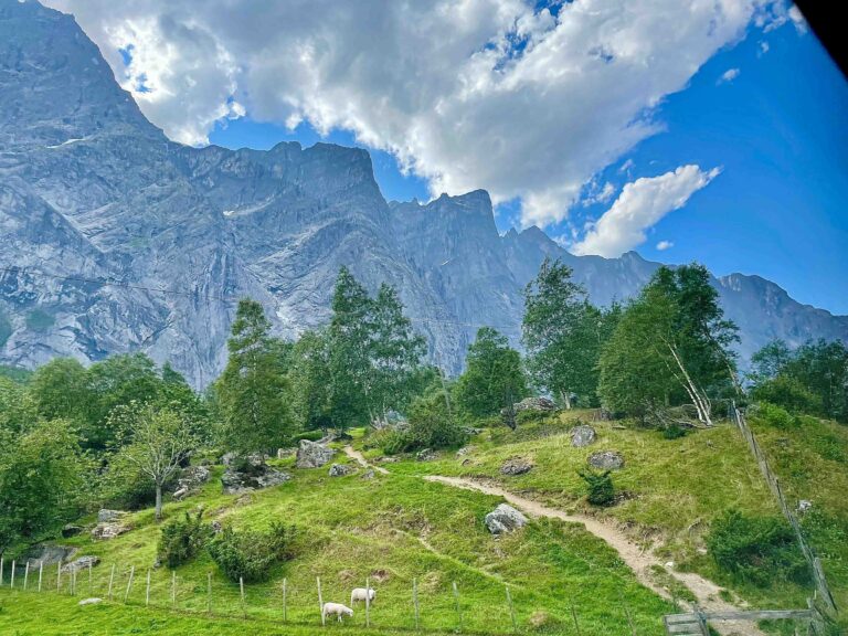 Trollveggen fotografert fra Raumabanen.