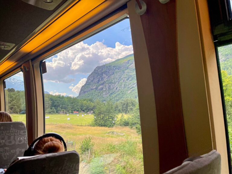 Foto fra Raumabanen på vei opp Romsdalen.