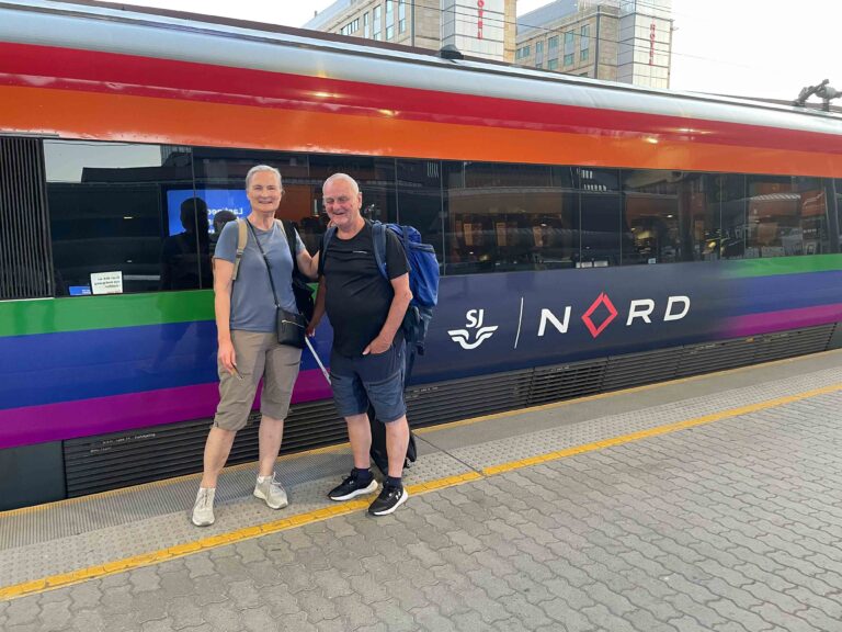 Her er vi fotografert på slutten av en liten ferie i Norge. Står foran SJ Nords fjerntog på Oslo S en lørdag kveld etter fem dager på tur.