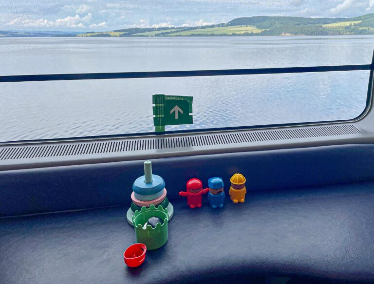 På ferie i Norge kan barnefamilier bestille plass i familievogn på fjerntogene og ta de lange reiseetappene i et lekerom. Her fra et lekerom med Mjøsa utenfor vinduet.
