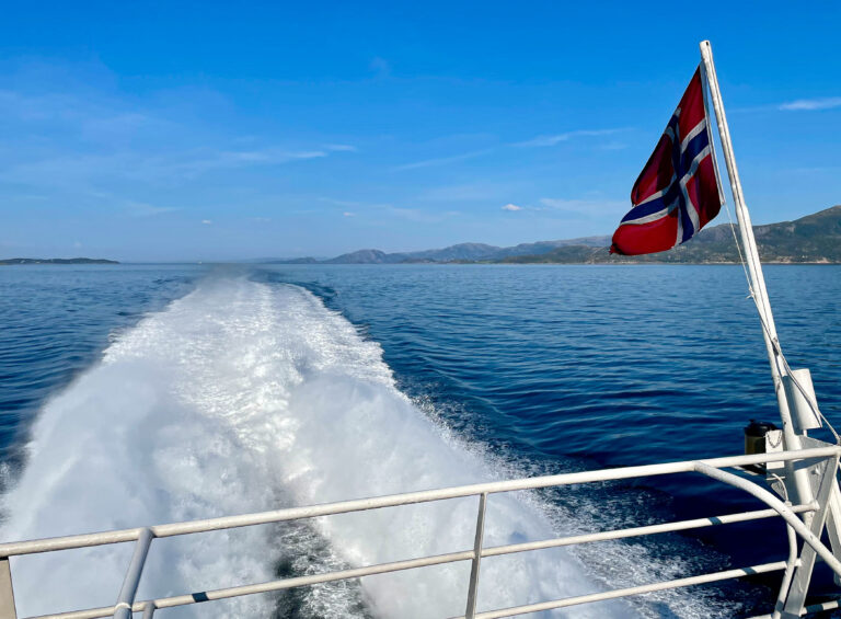 Båt og buss hører også med i reisemiksen på en ferie i Norge. Her fra hurtigbåten mellom Trondheim og Kristiansund.