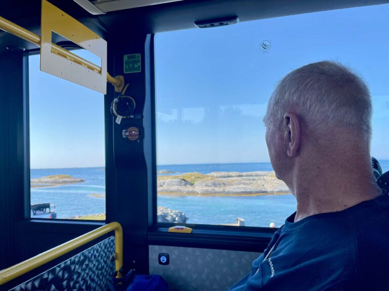 Bussturist på Atlanterhavsveien. Vi hadde "privatsjåfør" og bussen for oss selv, mens veien ellers var stappfull av bilturister på ferie i Norge.