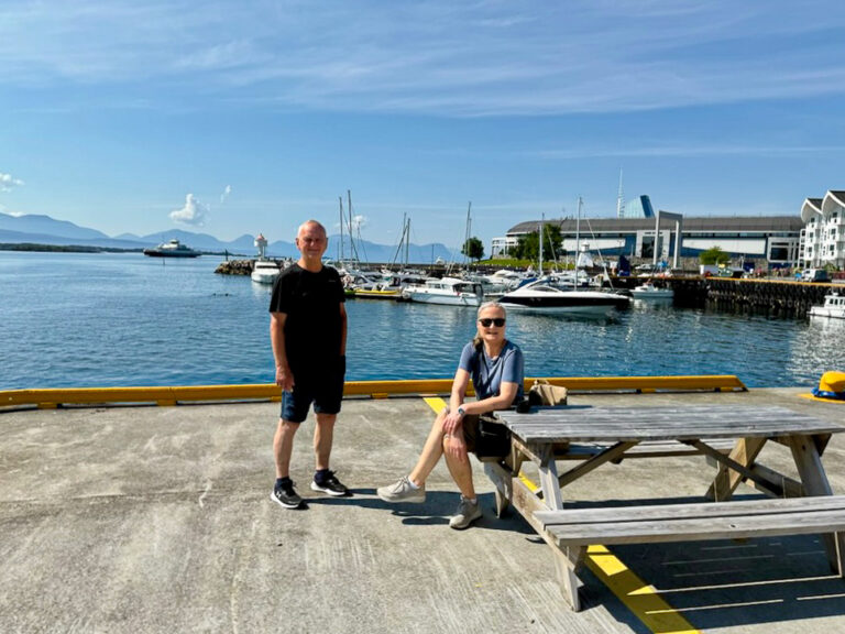 På vår lille rundtur rakk vi innom både Kristiansund og Molde. Her fra kaia i Molde, mens byen innenfor kokte og sydet i hetebølge og siste innspurt på årets jazzfestiival.