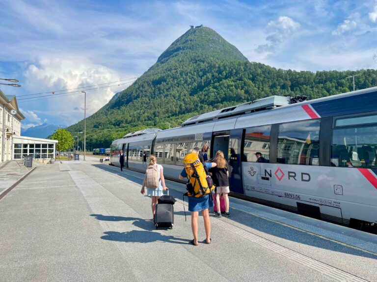 Tog på Raumabanen gjøres klart for avgang fra Åndalsnes stasjon.