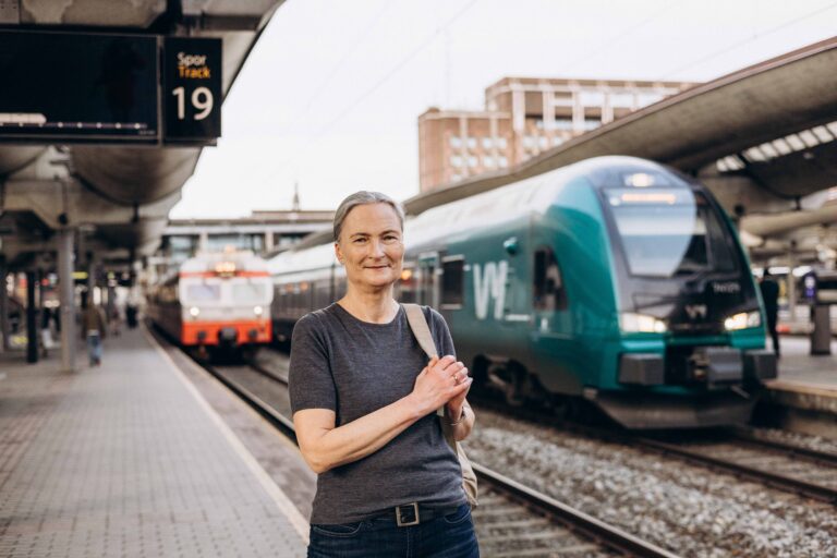 Foto av togblogger Sigrid Elsrud foran tog på Oslo S.
