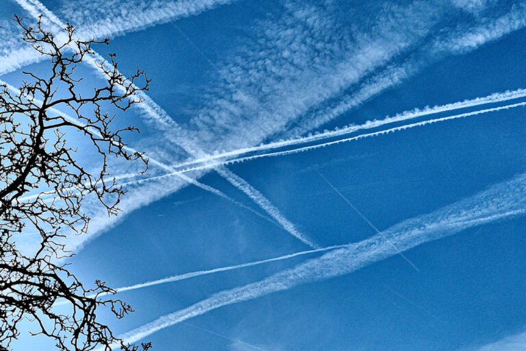 Kondensstriper på himmelen. Togbloggens motto er blitt #flymindre #opplevmer.