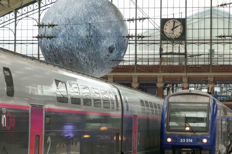 Fransk TGV og fransk regionaltog oppstilt på stasjonen i Lille.