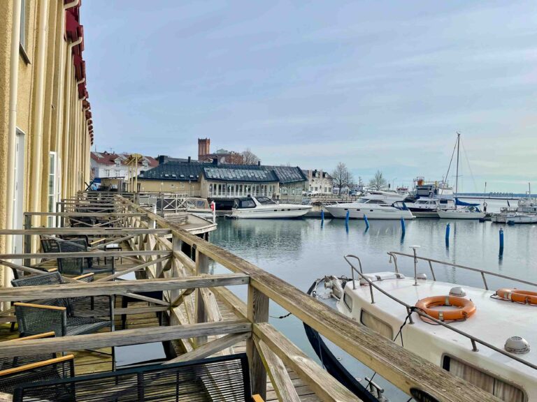 Vårt hotellrom på Home Hotel Packhuset lå så langt ute på bryggekanten som et hotellrom kan komme uten å måtte sjøsettes.