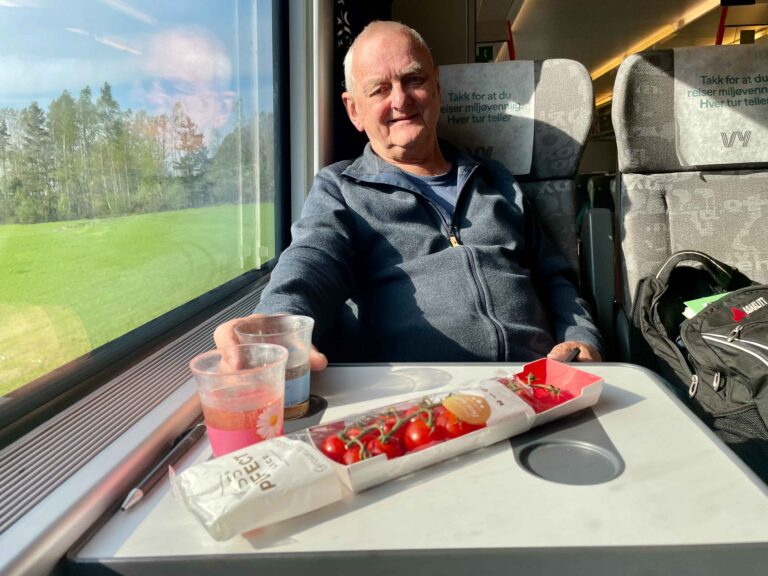 Vys tog mellom Göteborg og Oslo er det ene toget vi må reise med når vi tar en miniferie med tog til Kalmar. Alle som har reist med dette toget, vet at her må vi ta med egen niste!