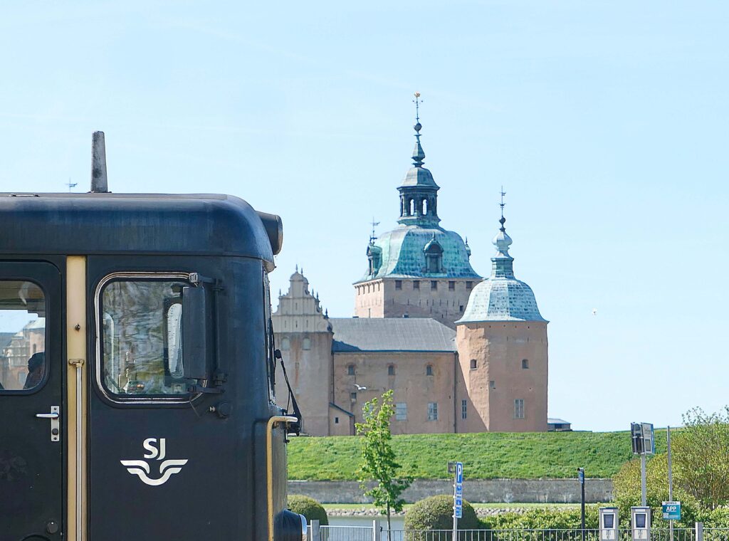 Tar vi en miniferie med tog til Kalmar, ser vi hovedattraksjonen – Kalmar Slott – allerede idet vi triller inn på stasjonen.