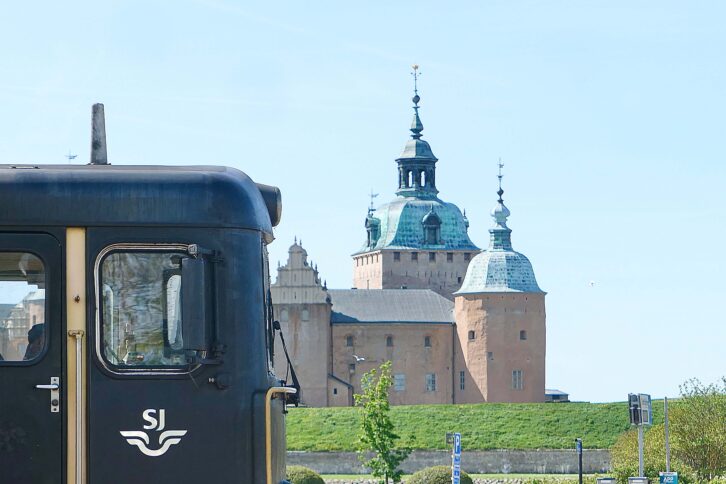 Tar vi en miniferie med tog til Kalmar, ser vi hovedattraksjonen – Kalmar Slott – allerede idet vi triller inn på stasjonen.
