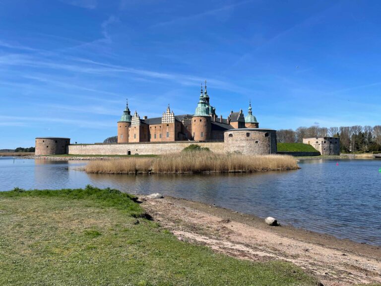 Kalmar slott er fotogent! Her fotografert fra Sylvanderparken rett ved stasjonen.