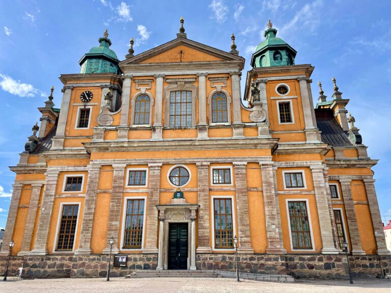 «Nybyen» i Kalmar er fra 1600-tallet, og på Stortorget er det Domkyrkan fra 1660 som dominerer.